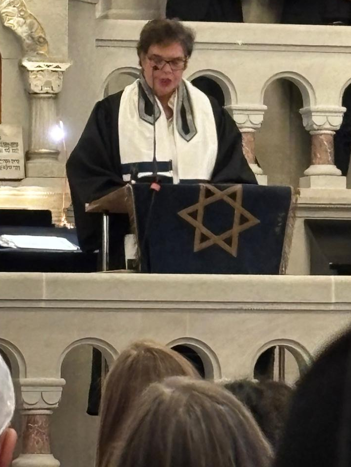 Alisa Bach steht an der Bima (Altar) und hält eine Rede in der Synagoge Rykestraße in Berlin